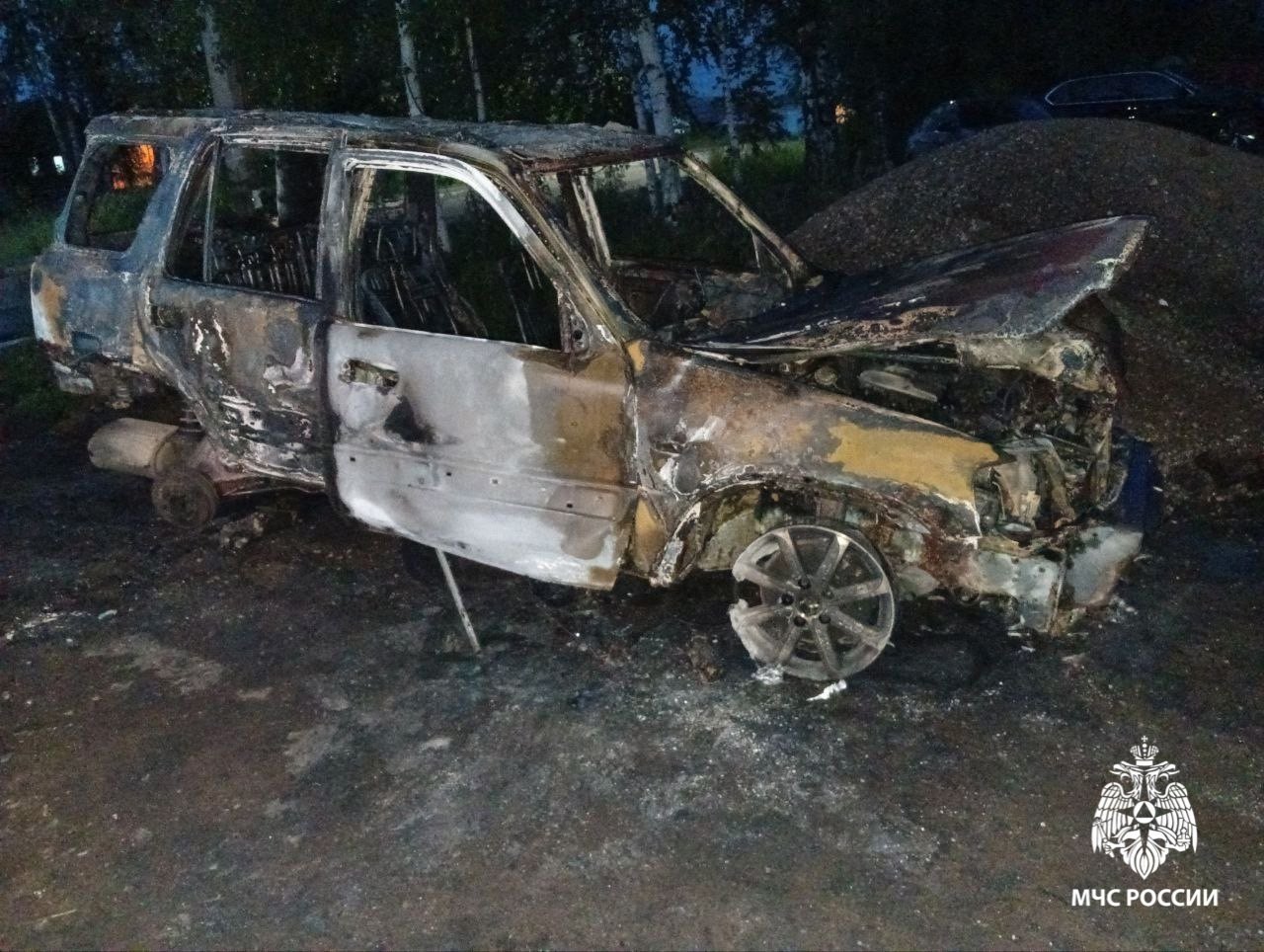 Во время сварки кузова в Воткинске загорелся автомобиль