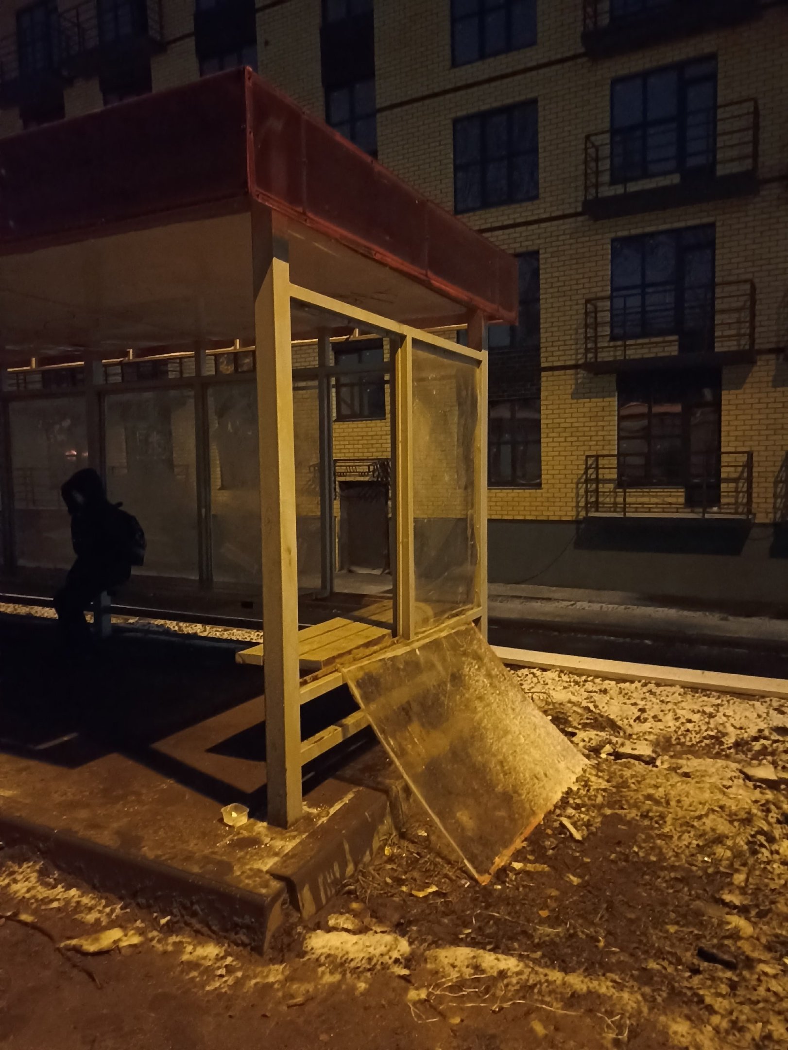 Трамвайная остановка «Школа №64» в Ижевске вновь пострадала от рук вандалов
