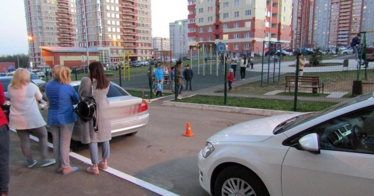 Ребёнок попал под машину во дворе в Ижевске
