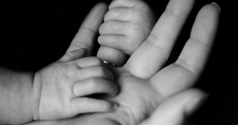 Избившую своих младенцев жительницу Балезино лишили родительских прав