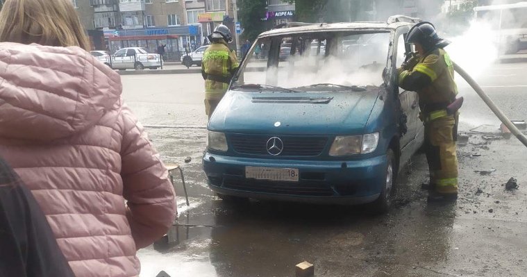 На улице Молодёжной в Ижевске сгорел микроавтобус