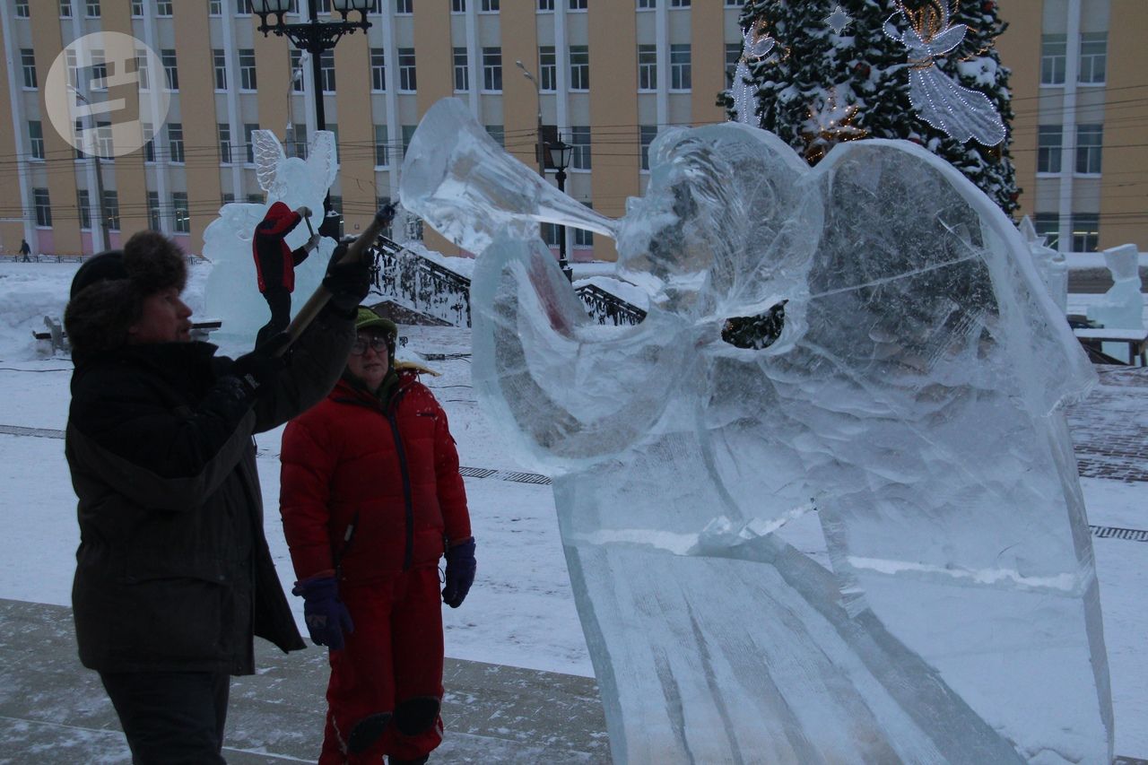 В Ижевске скульпторы начали создавать ледяные фигуры для ежегодного фестиваля ангелов и архангелов