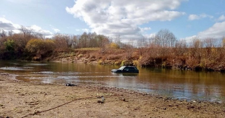 В Удмуртии автомобиль с двумя спящими рыбаками съехал в реку Чепца