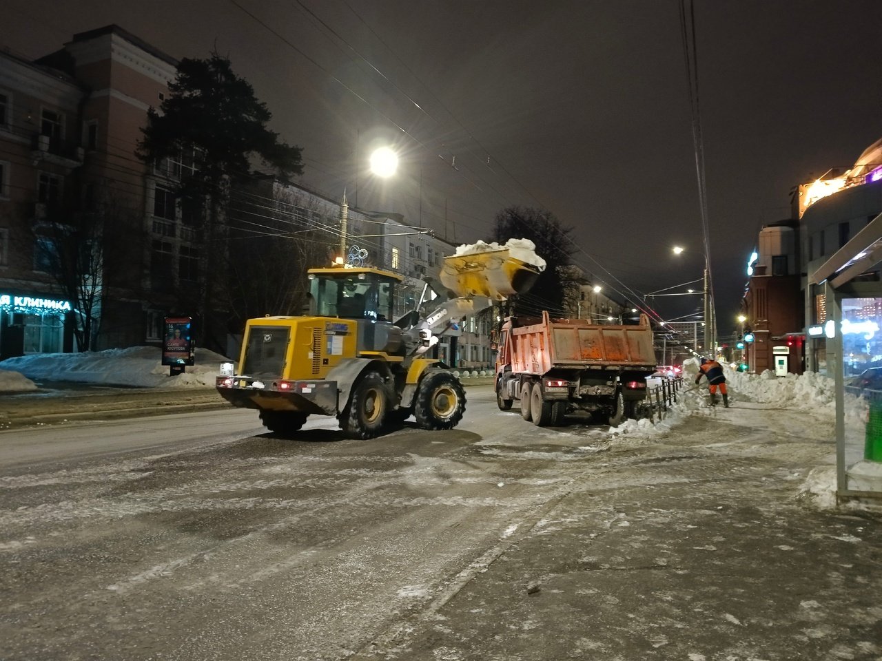 В Ижевске продолжается вывоз скопившегося снега с улиц