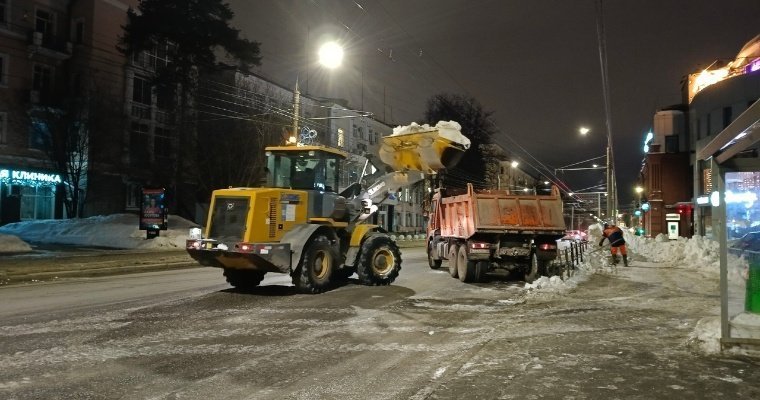 В Ижевске продолжается вывоз скопившегося снега с улиц