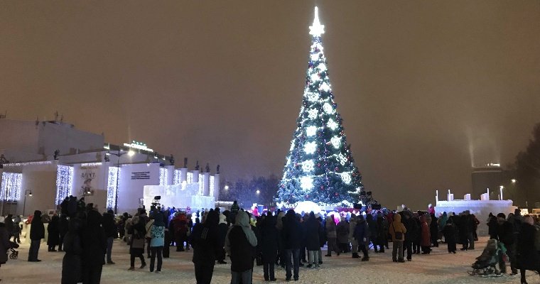 На Центральной площади Ижевска зажглись огни на главной новогодней ёлке города