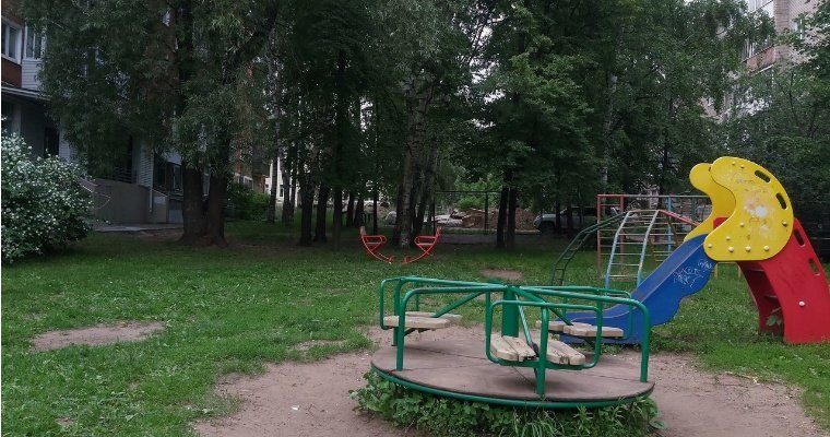 По требованию прокуратуры в Каракулино привели в безопасное состояние детские площадки