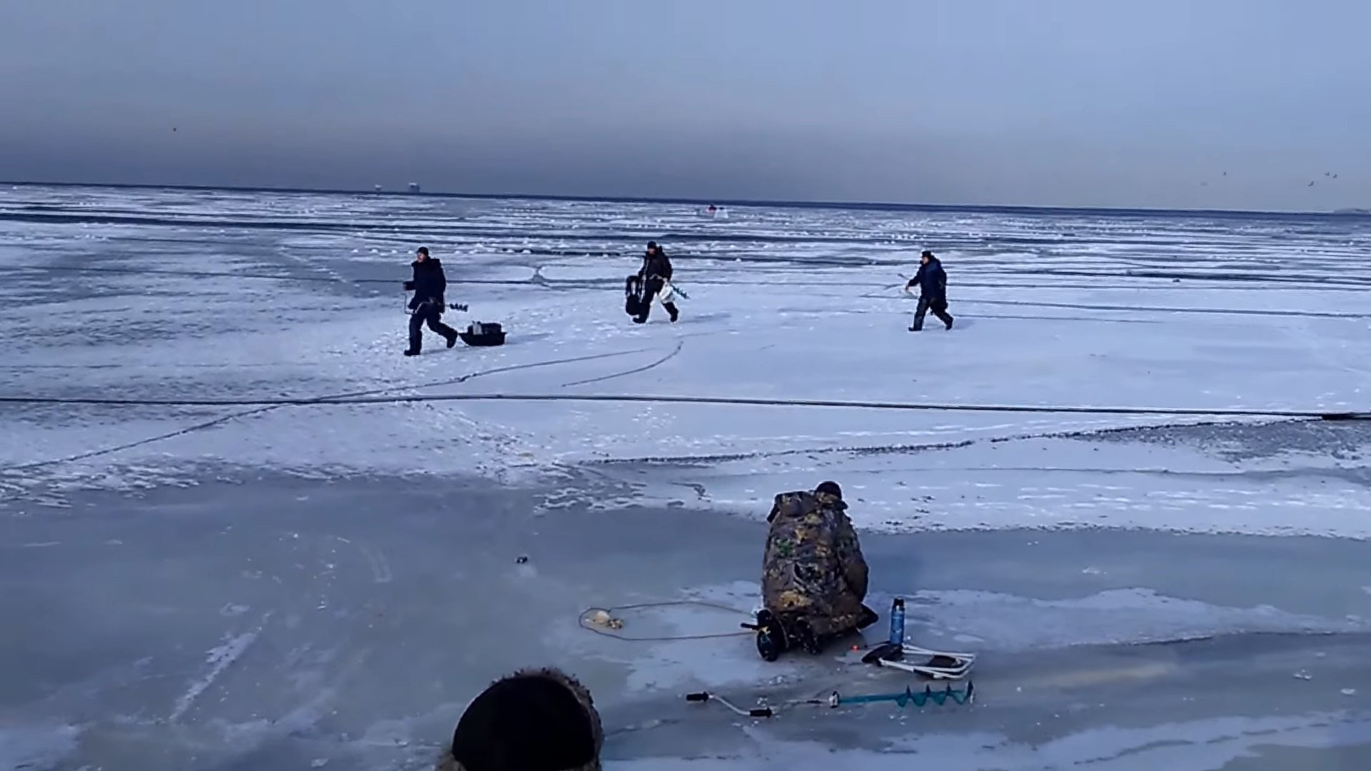 Рыбаки на льдине в финском заливе. Бегущий Рыбак. Ледяные Торосы на финском заливе.