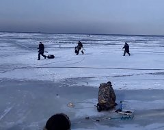 Волна в Финском заливе разрушила лёд под рыбаками
