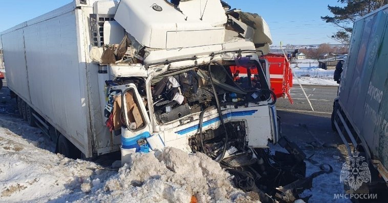 В результате столкновения двух грузовиков в Удмуртии одного из водителей зажало в кабине