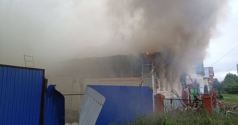 Пожарные спасли мужчину из горящего дома на улице Богдана Хмельницкого в Ижевске