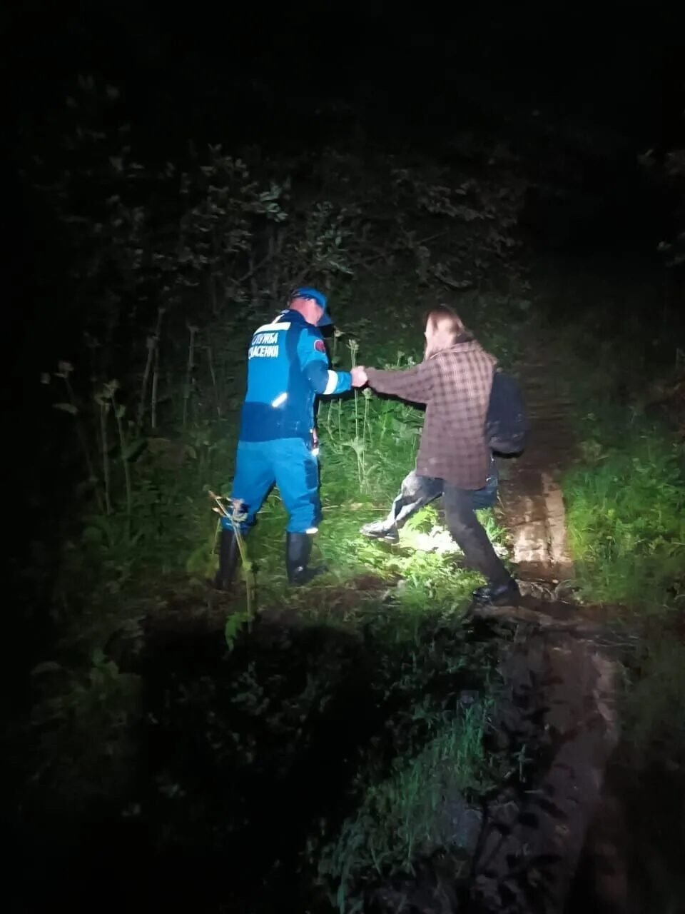 В Удмуртии спасатели нашли двух заблудившихся в лесу женщин 