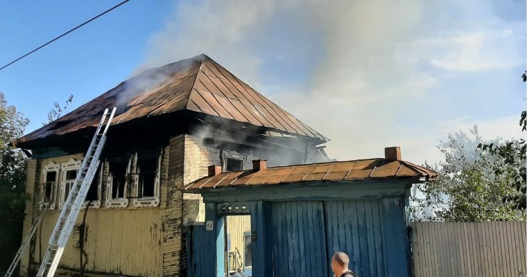 Дом и баня загорелись на улице Азина в Ижевске
