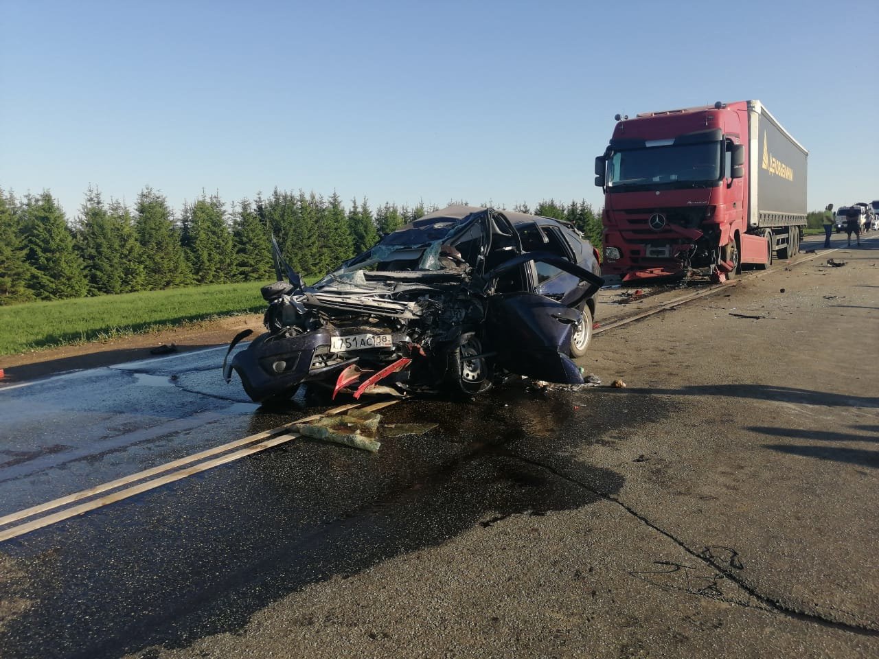 Авария легковушки с двумя грузовиками унесла жизни женщины и 3-летней  девочки в Удмуртии // ИА Сусанин - проверенные новости Ижевска и Удмуртии,  факты и описания событий.