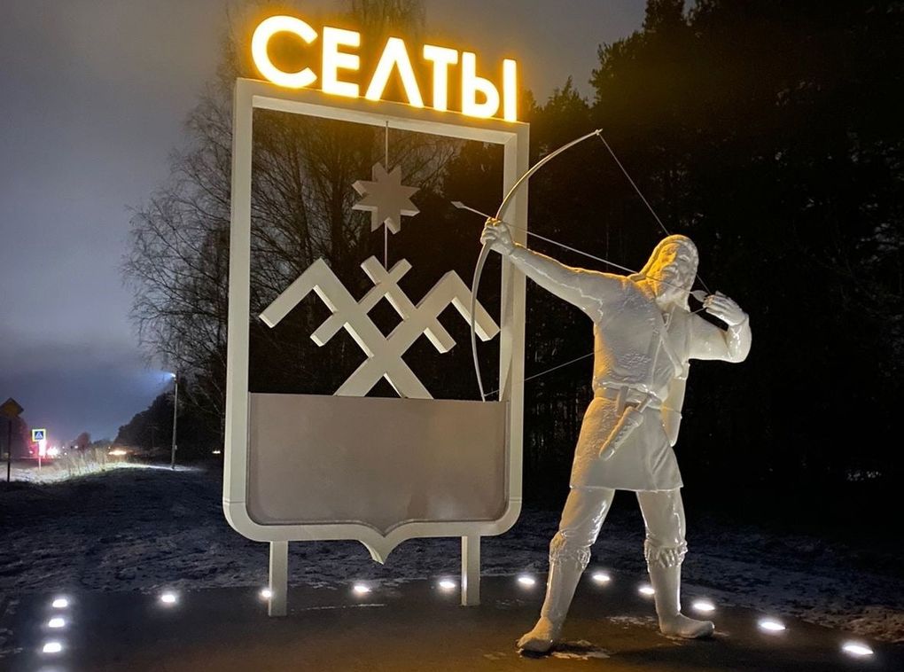В Селтах завершилась установка въездной стелы с фигурой легендарного батыра