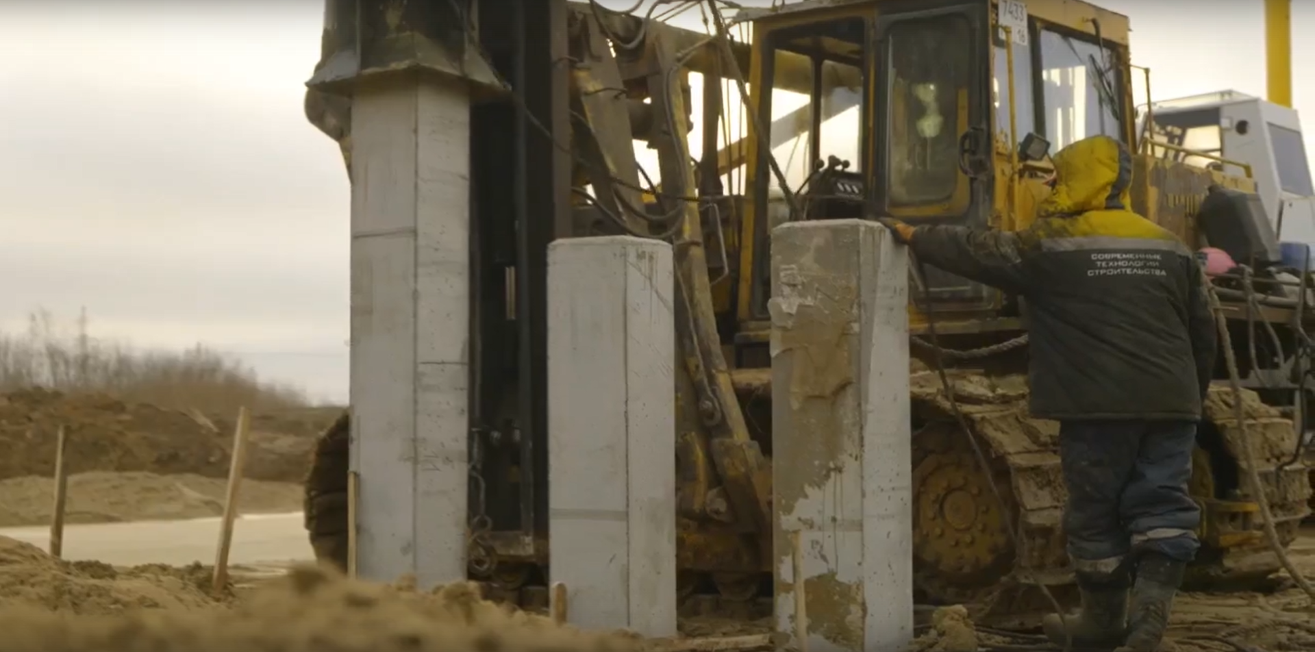 На трассе Ижевск-Аэропорт начали забивать сваи для возведения путепровода