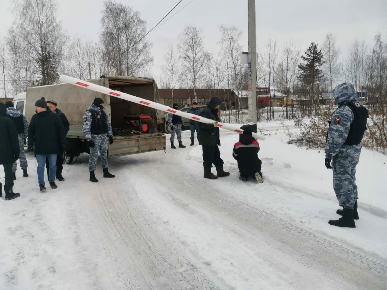 В Удмуртии в поселке Старомихайловское убрали самовольно установленные  шлагбаумы // ИА Сусанин - проверенные новости Ижевска и Удмуртии, факты и  описания событий.