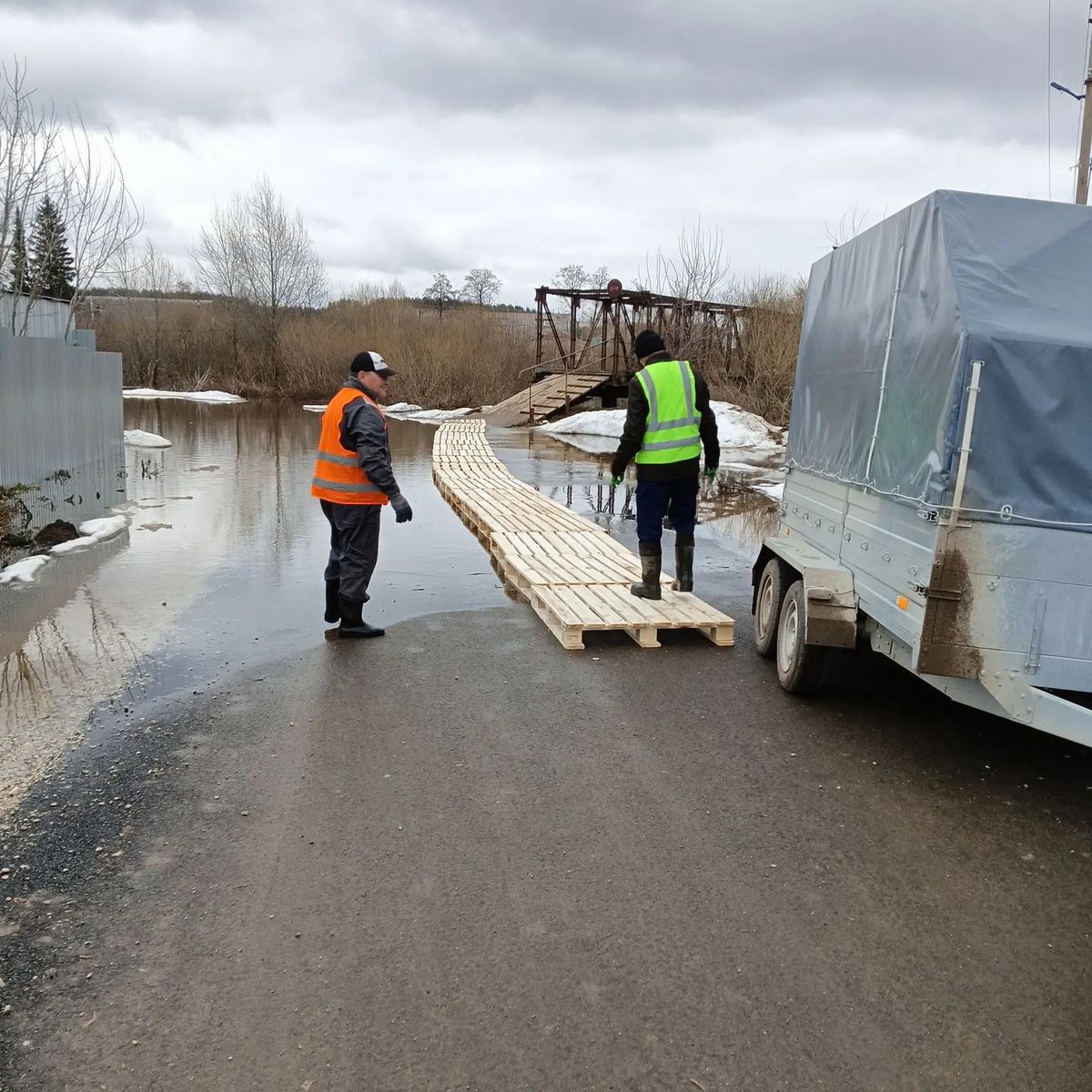 Жительница Увы пожаловалась на затопление временного подхода к мосту на улице Набережной