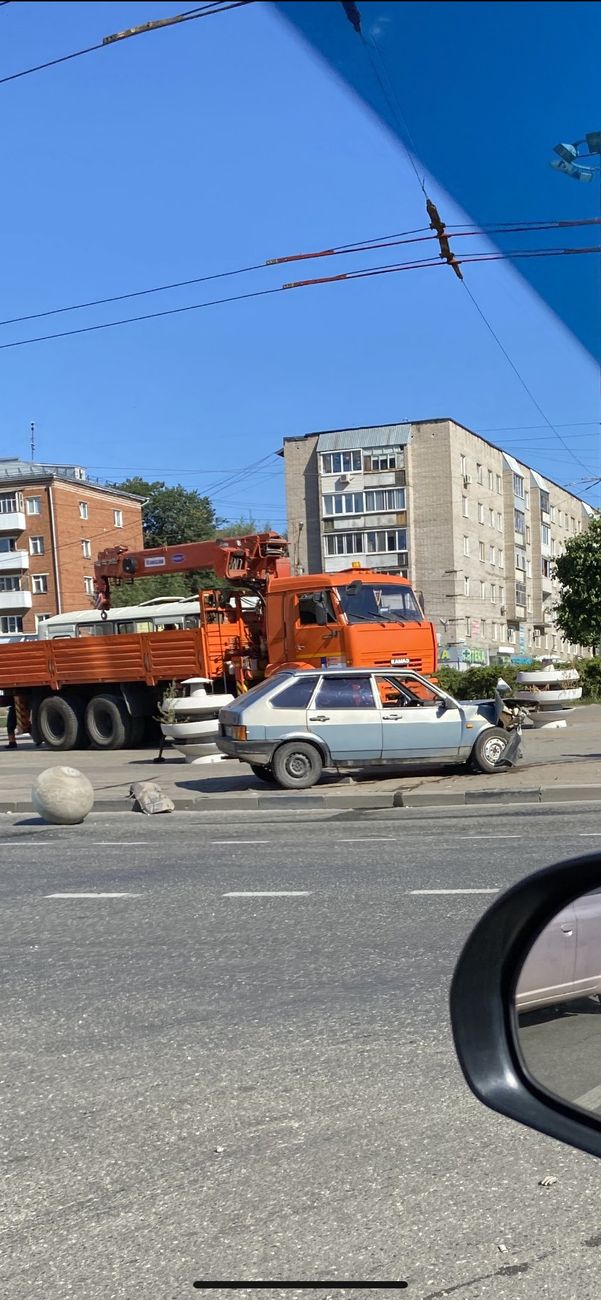 

Водитель легковушки въехал в клумбу на кольце улицы Пушкинской в Ижевске

