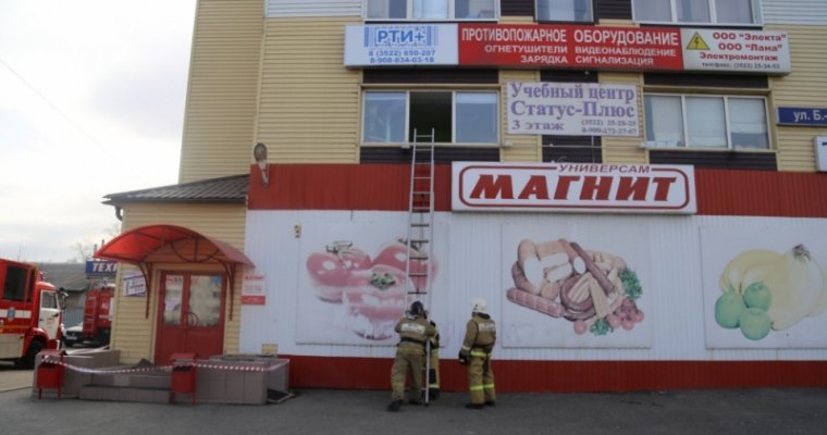 В Кургане частично разрушилось трехэтажное здание магазина «Магнит»