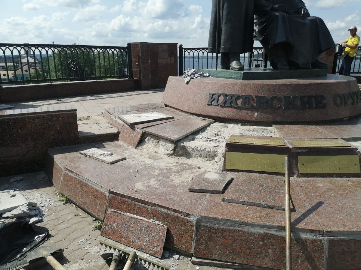 В столице Удмуртии отремонтируют памятник Ижевским оружейникам