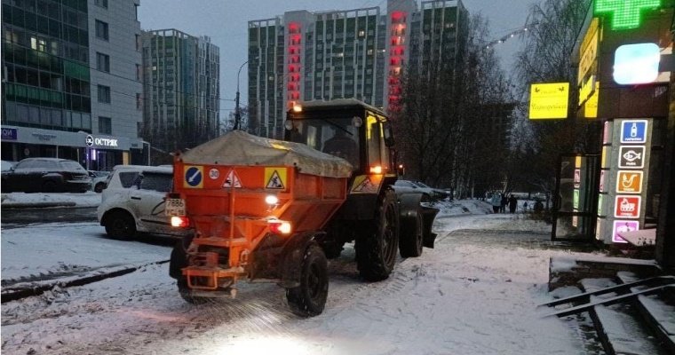 В Ижевске более 40 единиц техники вывели на уборку снега