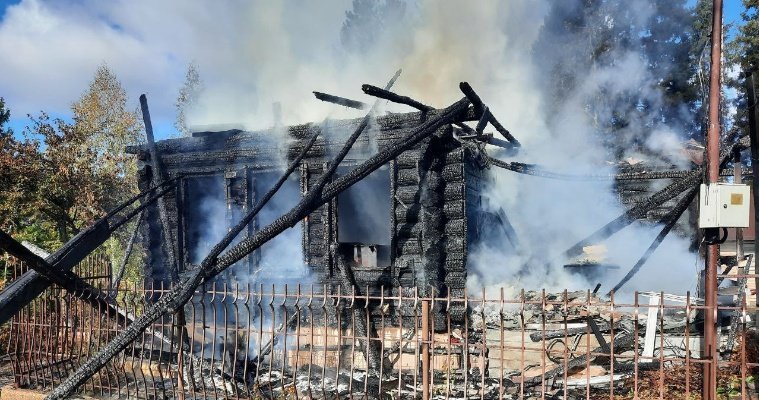 В Удмуртии пожарный вытащили из горящей садовой постройки три 50-литровых газовых баллона