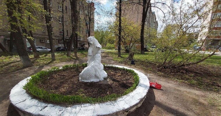 Ижевчане облагородили оказавшуюся бесхозной скульптуру «Белые мишки» на улице Коммунаров