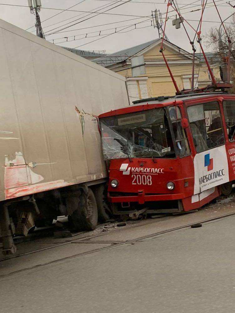 Трамвай и грузовик столкнулись на улице Ленина в Ижевске