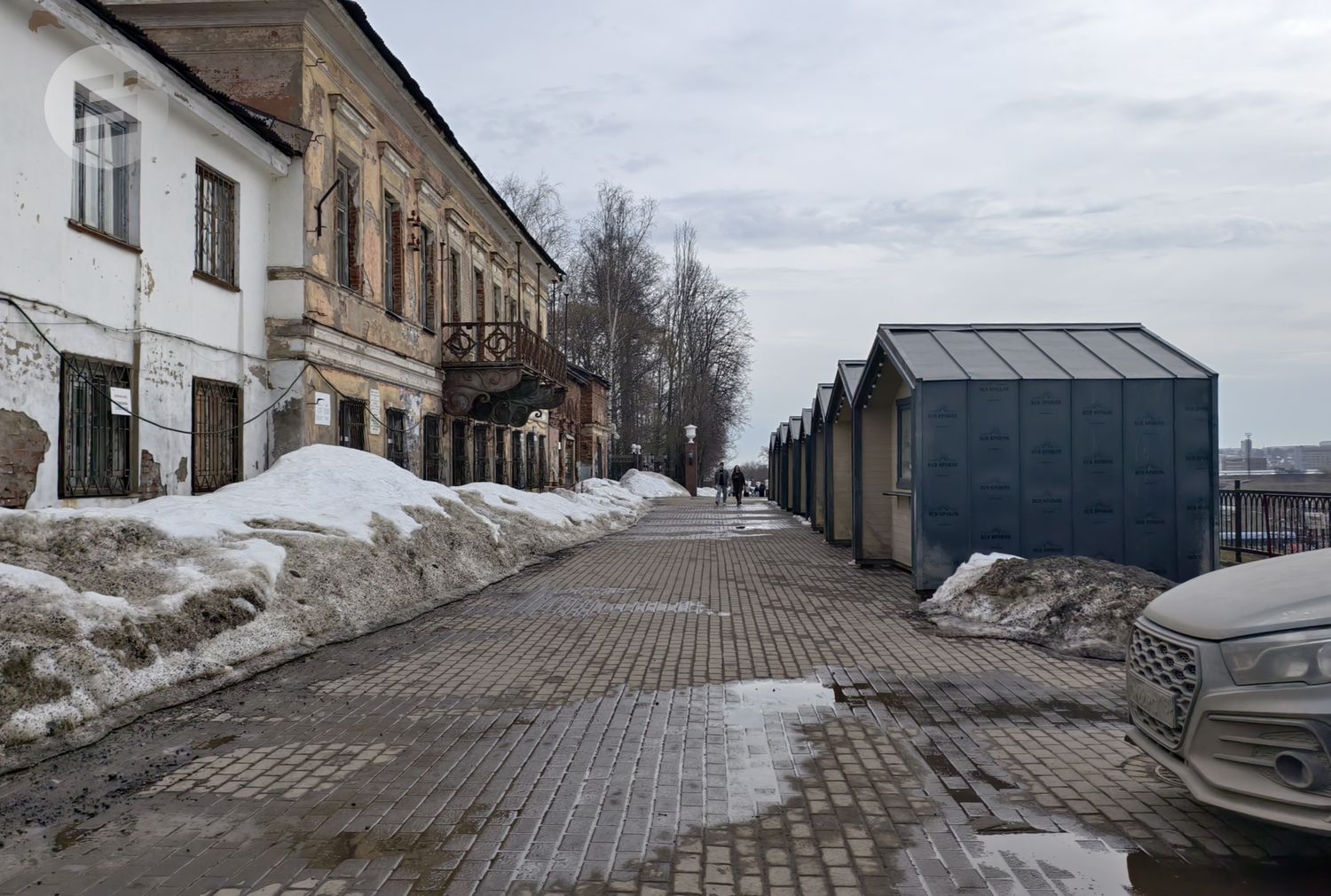 У Генеральского дома в Ижевске выставили торговые ларьки