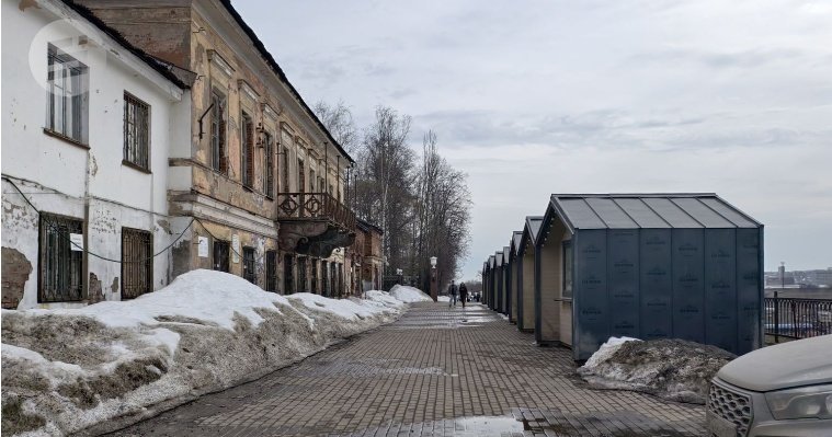 У Генеральского дома в Ижевске выставили торговые ларьки