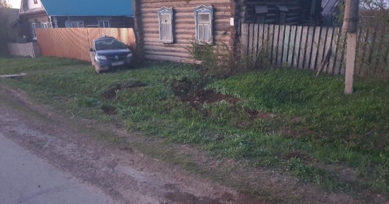 Водитель «Рено» въехал в жилой дом в Якшур-Бодьинском районе