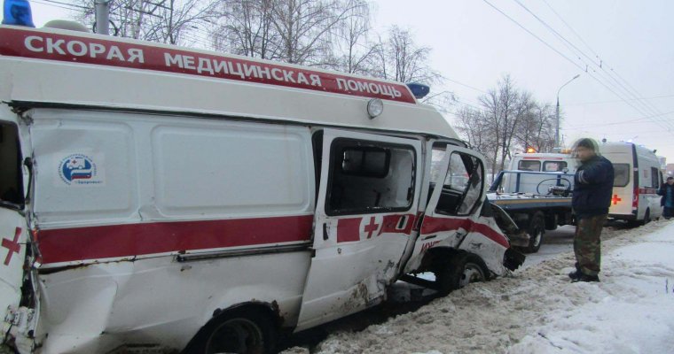 Несколько человек пострадали в ДТП со «скорой», мусоровозом и четырьмя легковушками в Ижевске
