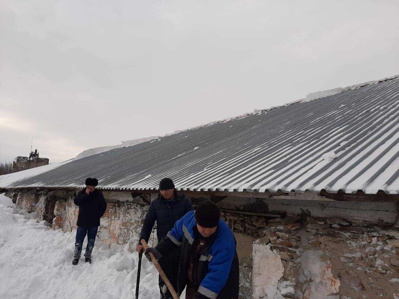 

В Алтайском крае 4 человека погибли под снежным обвалом с крыши

