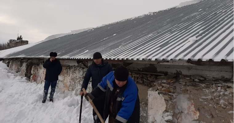 В Алтайском крае 4 человека погибли под снежным обвалом с крыши