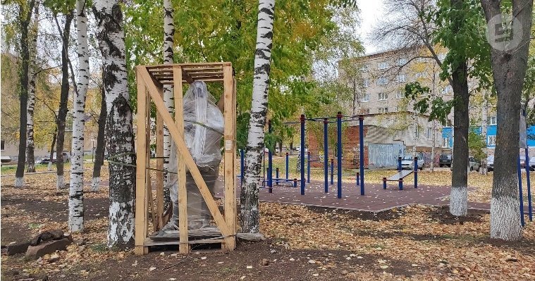 В студгородке ижевской Медакадемии началась установка памятника первому ректору Гавриилу Стерхову