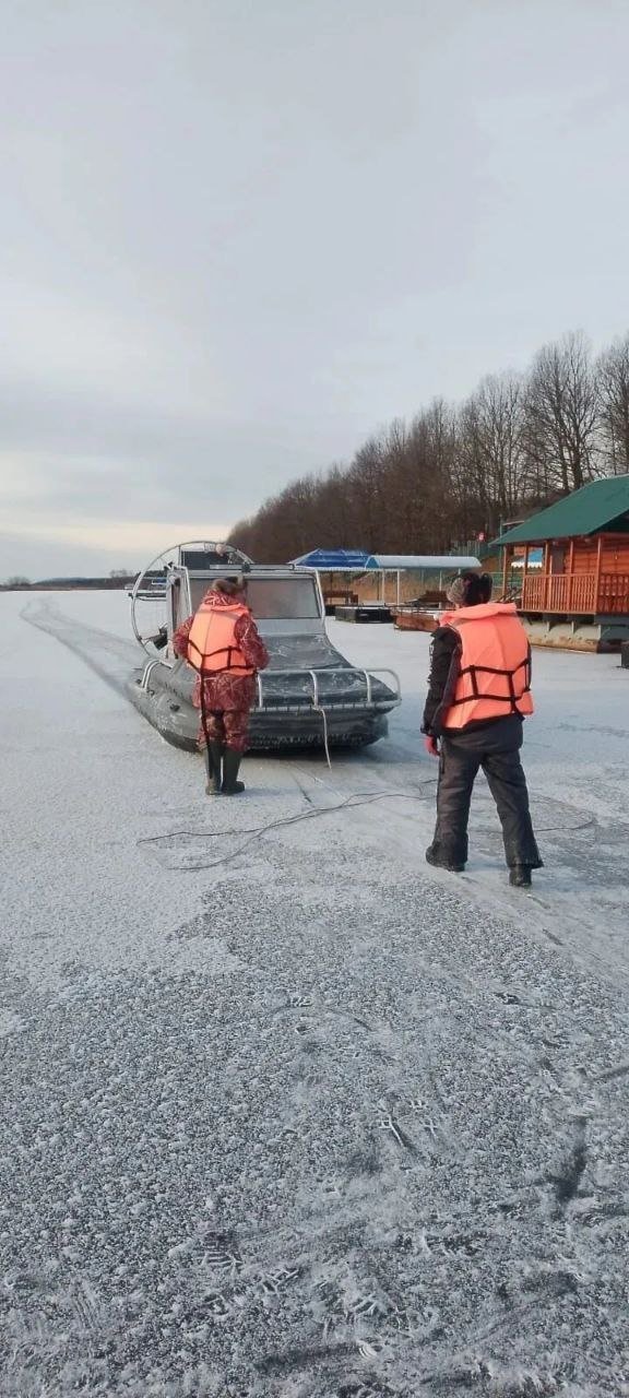 Спасатели Удмуртии эвакуировали трёх застрявших посреди Камы рыбаков 