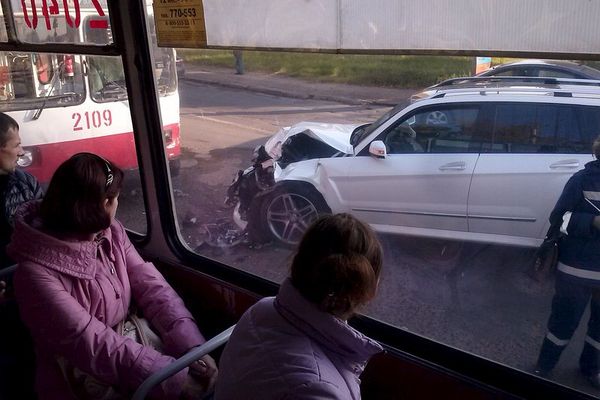 Новости ижевска сусанин. Троллейбус Ижевск аварии. Авария 7 троллейбуса Ижевск. ДТП на клубной с участием троллейбуса Ижевск. ДТП В Ижевске Газель врезалась в троллейбус.