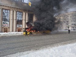 Возле Русского драмтеатра в Ижевске загорелся пассажирский автобус