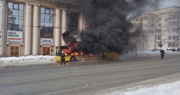Возле Русского драмтеатра в Ижевске загорелся пассажирский автобус