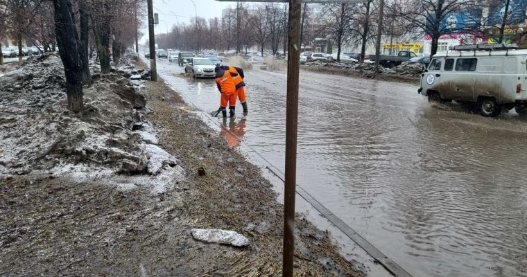 Из-за осадков и таяния снега на улицах Тольятти тонут машины