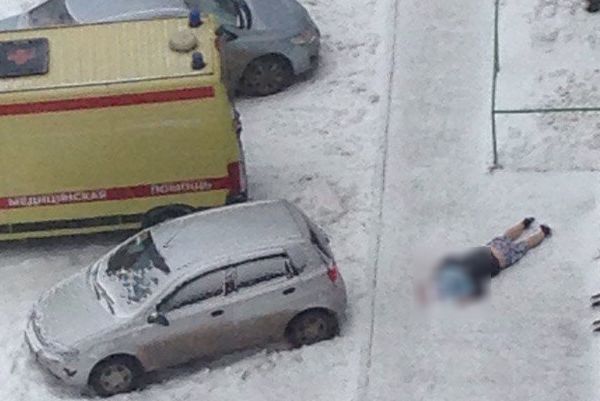 В Ижевске после падения с высоты погиб мужчина