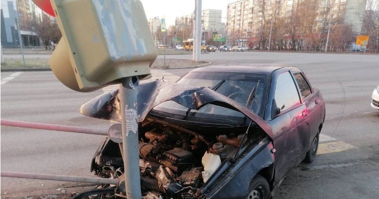 Пьяный водитель влетел в светофор на перекрёстке улиц 10 лет Октября и Удмуртской в Ижевске