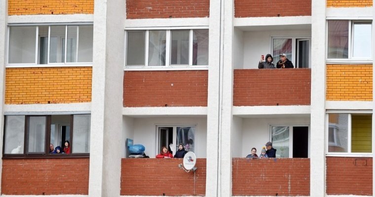 Как итальянцы: жильцы домов на улице Берша исполнили песни с балконов