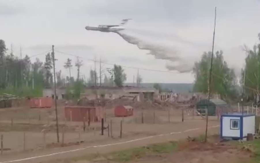 К тушению пожара в окрестностях села Пугачево в Удмуртии присоединился самолет МЧС России