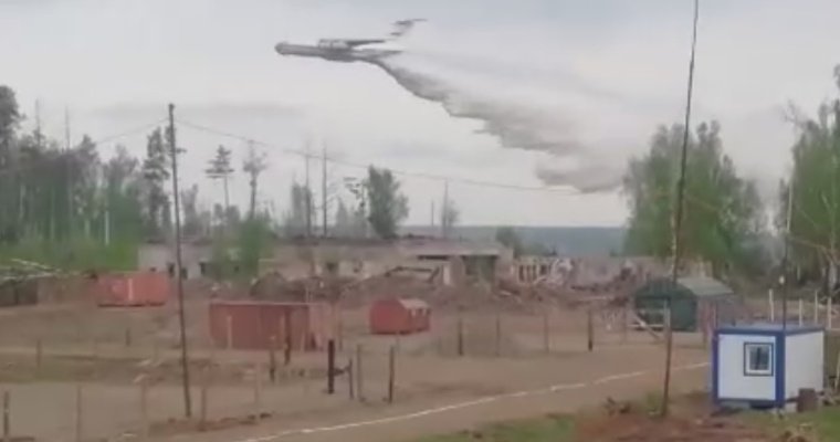 К тушению пожара в окрестностях села Пугачево в Удмуртии присоединился самолет МЧС России