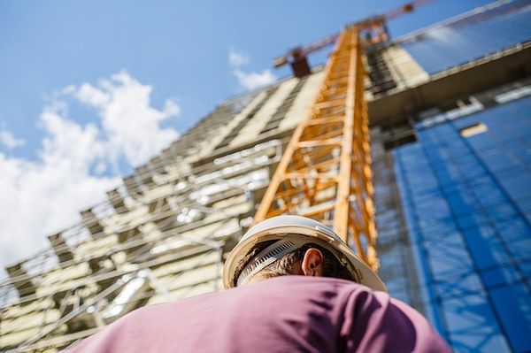 Строителя в Башкирии разрезало пополам листом железа