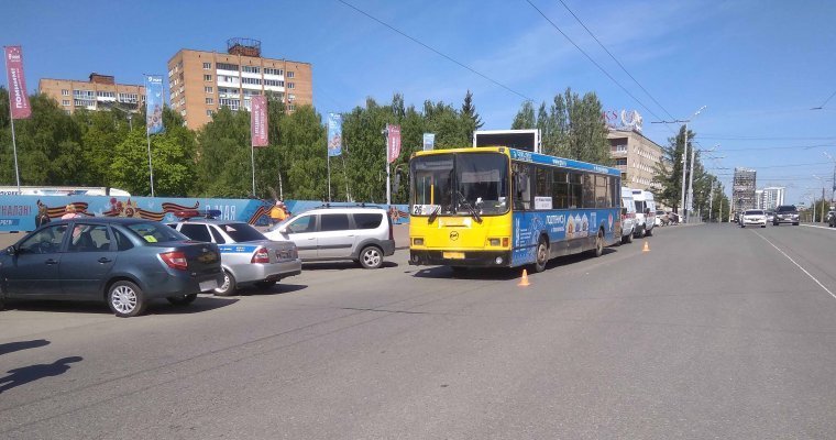 Рядом с Центральной площадью Ижевска легковушка столкнулась с автобусом