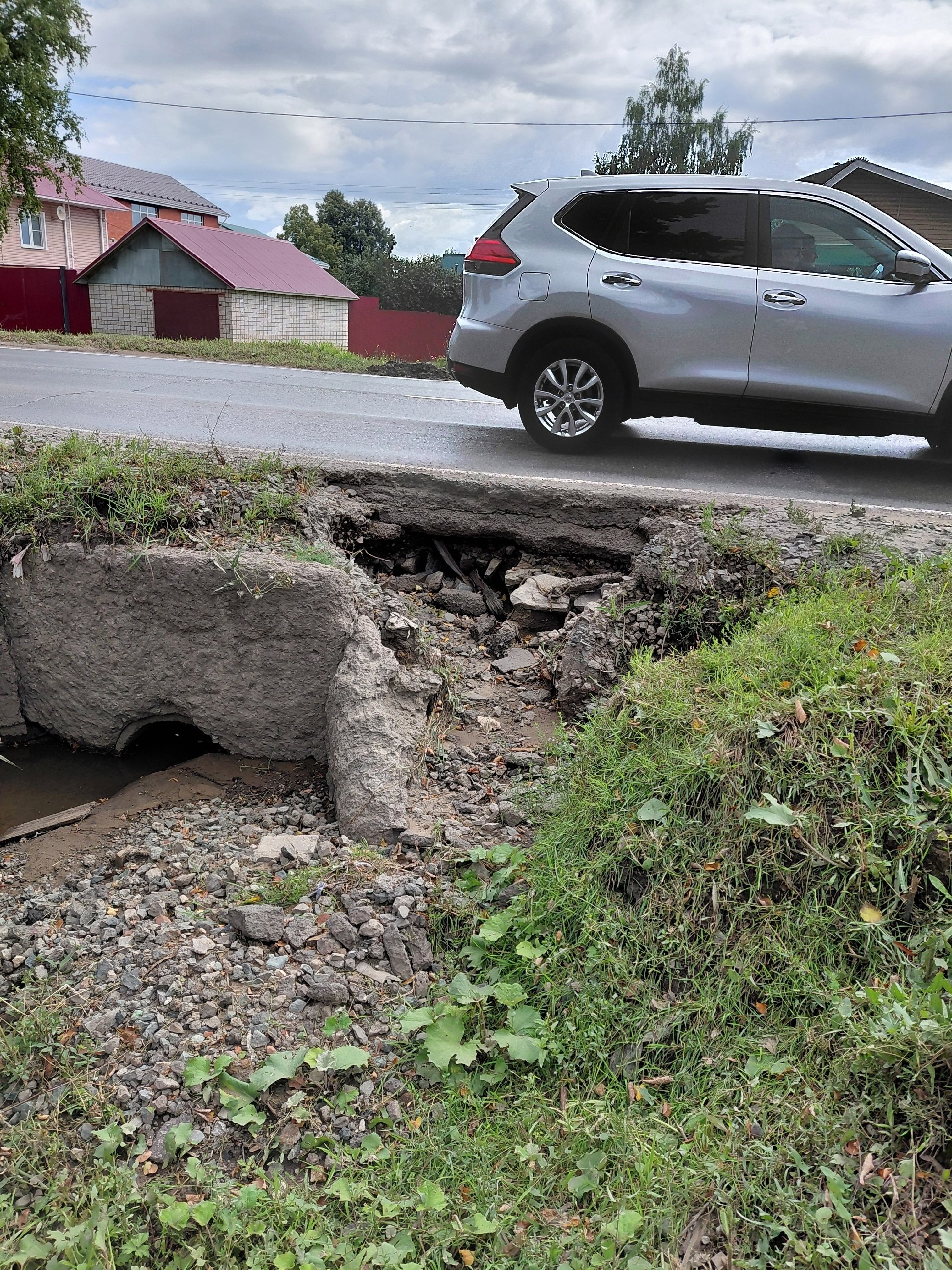 На улице Азина в Ижевске размывает основание дороги над водопропускной трубой