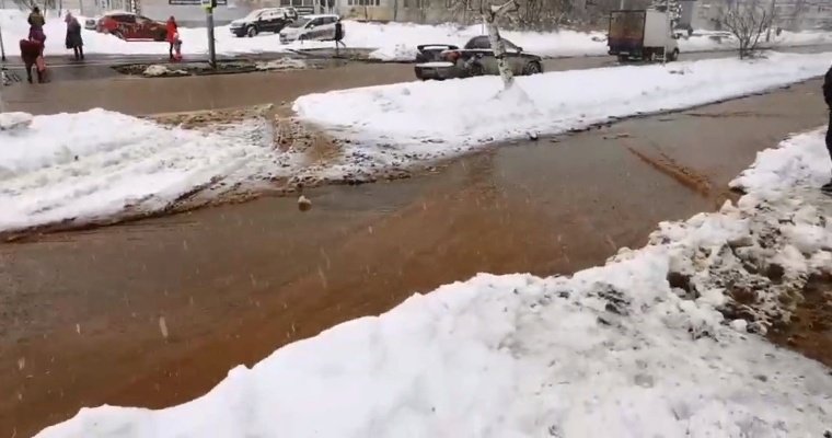 Две оживлённые улицы Ижевска оказались затоплены в результате аварии